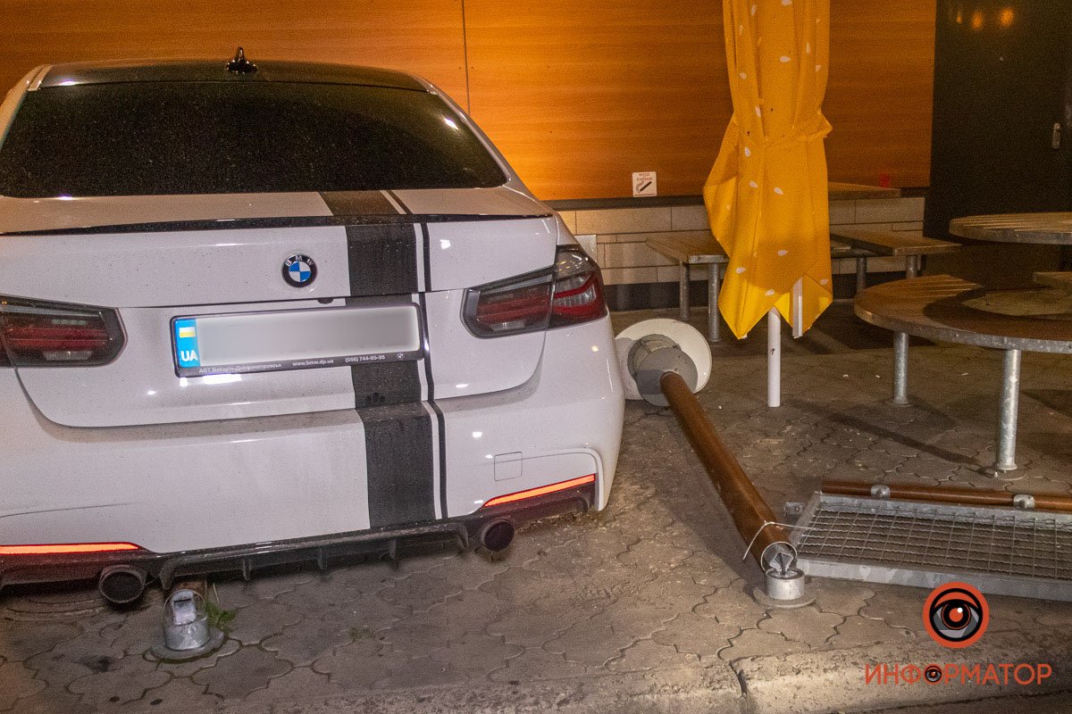 Также 2 фонаря и 3 секции забора Также 2 фонаря и 3 секции забора