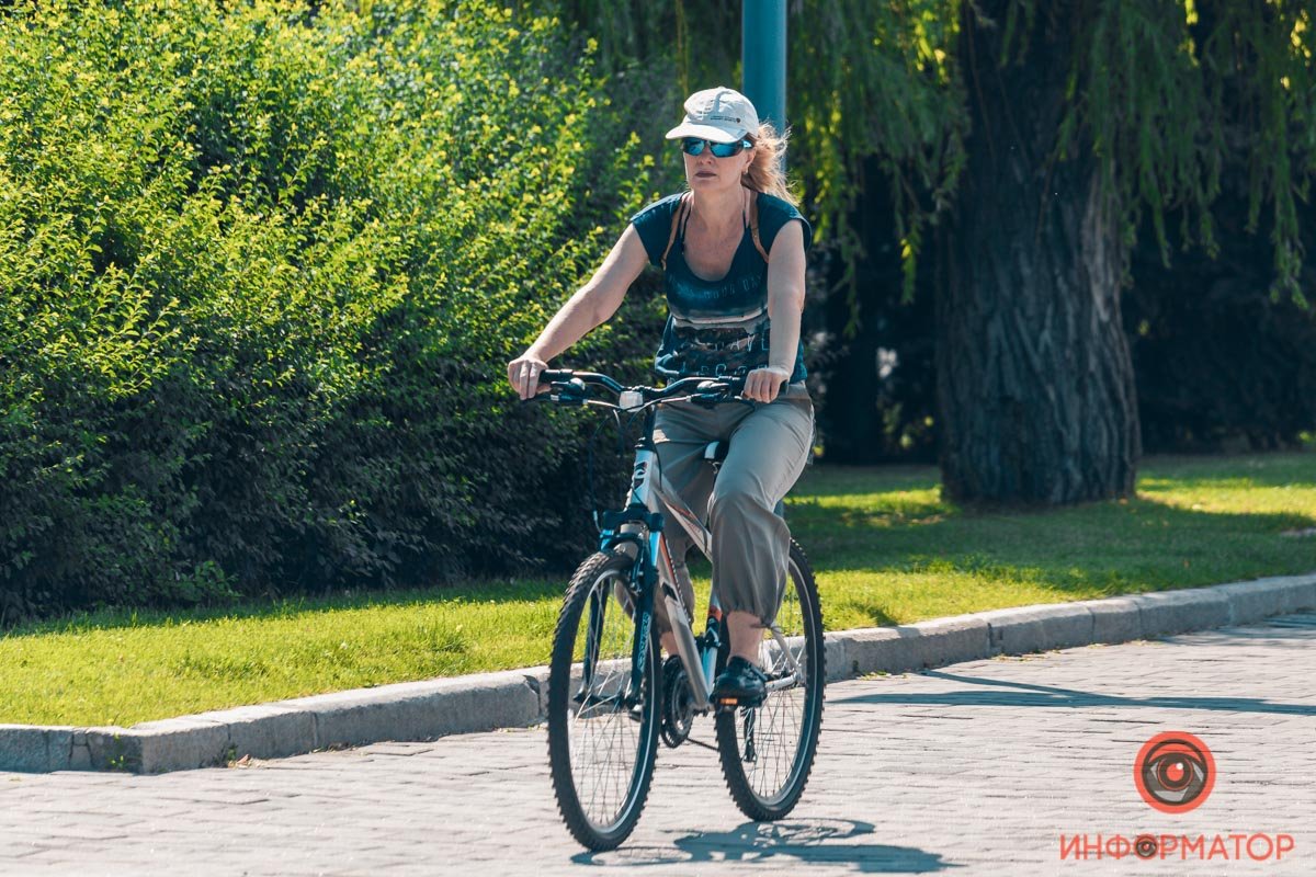 Желая поймать хоть какое-нибудь дуновение ветерка, педали приходится крутить еще быстрее Желая поймать хоть какое-нибудь дуновение ветерка, педали приходится крутить еще быстрее