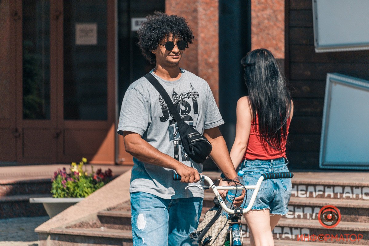 Просто так прохожий - парень темнокожий Просто так прохожий - парень темнокожий