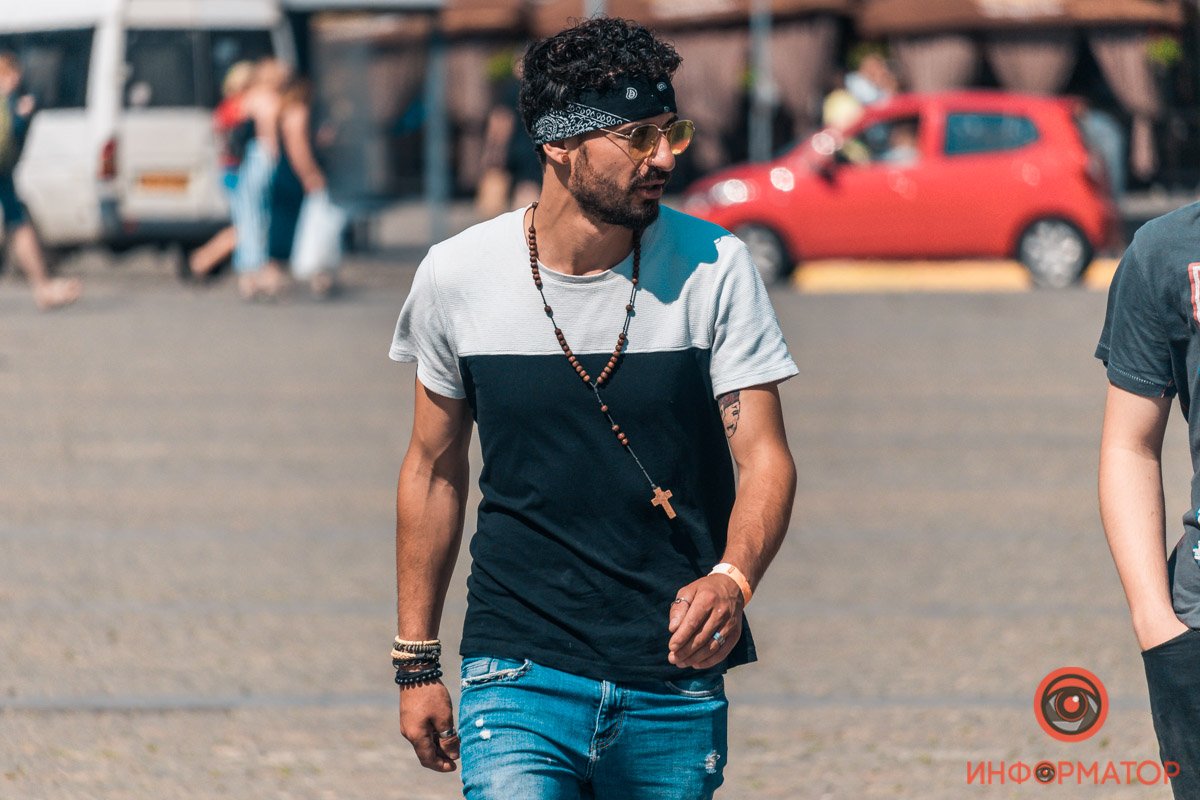 Будто вырезан с обложки какого-нибудь рэп-альбома Будто вырезан с обложки какого-нибудь рэп-альбома