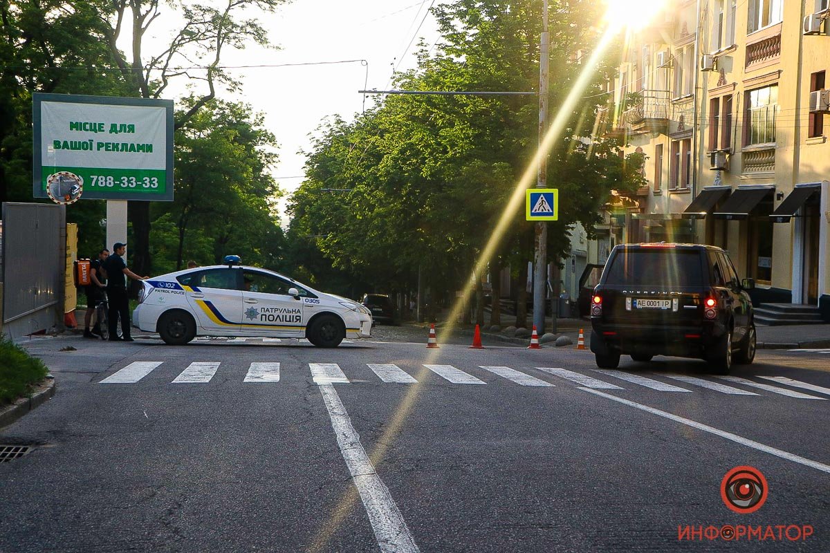 Ветка повисла над проезжей частью проспекта Яворницкого