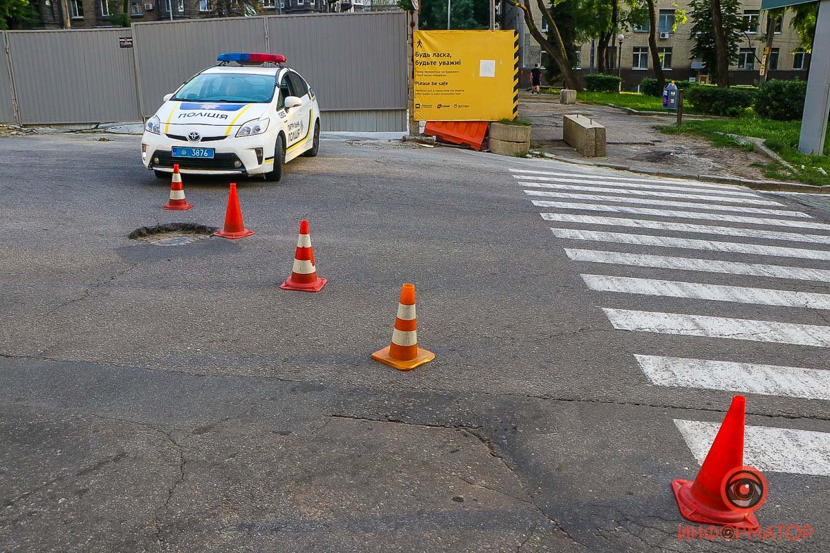 Участок дороги оградили