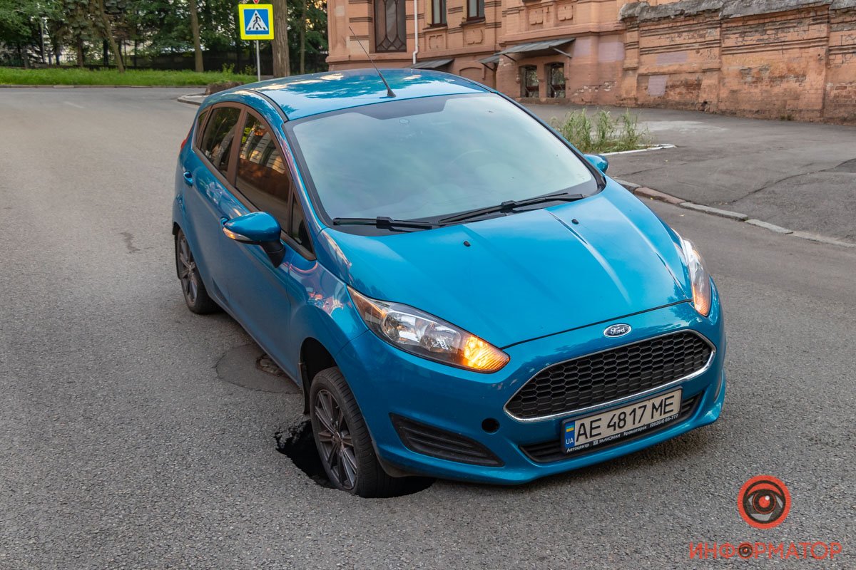 В Днепре на Крутогорном спуске под Ford провалился асфальт 1