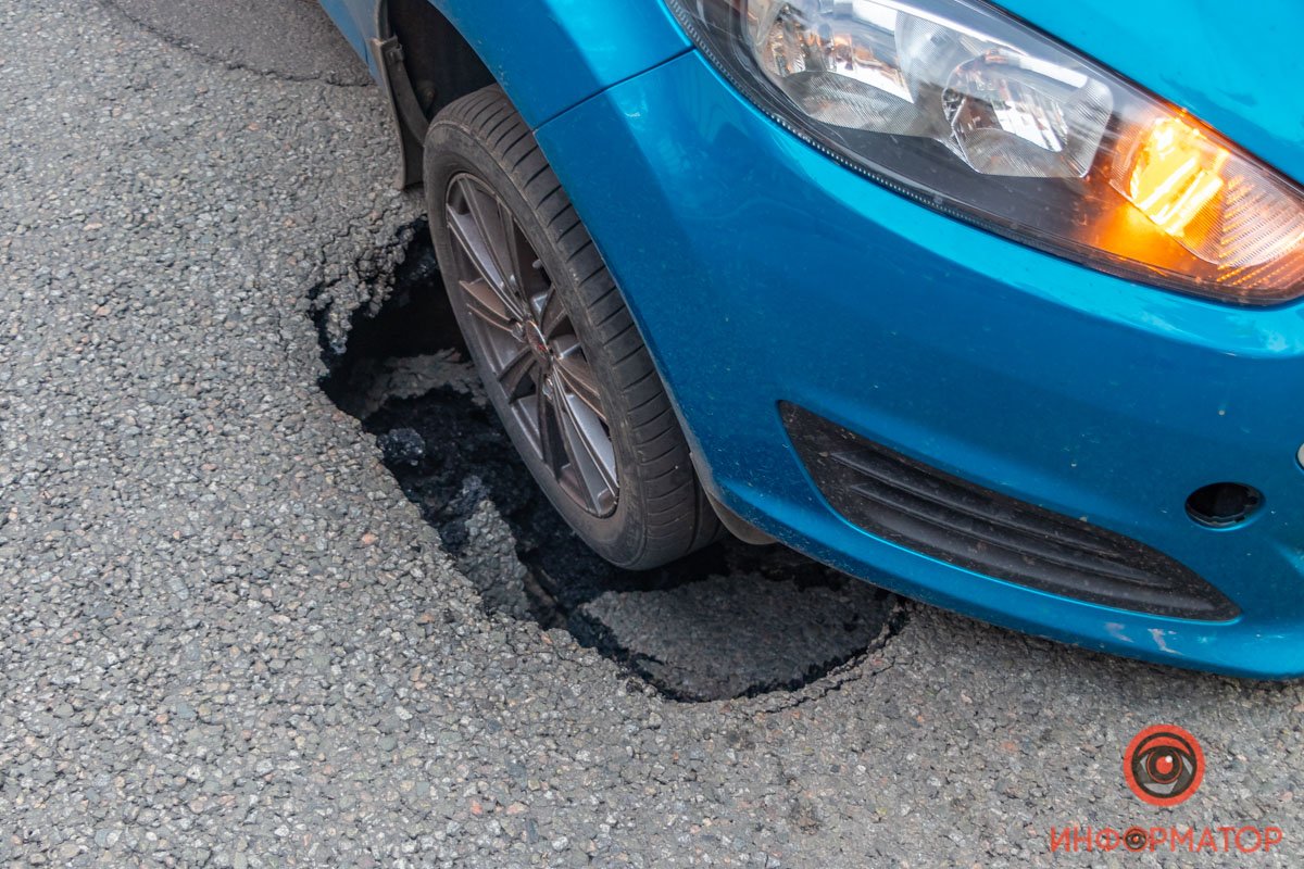 В Днепре на Крутогорном спуске под Ford провалился асфальт 2