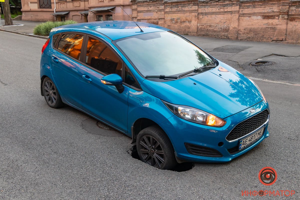 В Днепре на Крутогорном спуске под Ford провалился асфальт 3