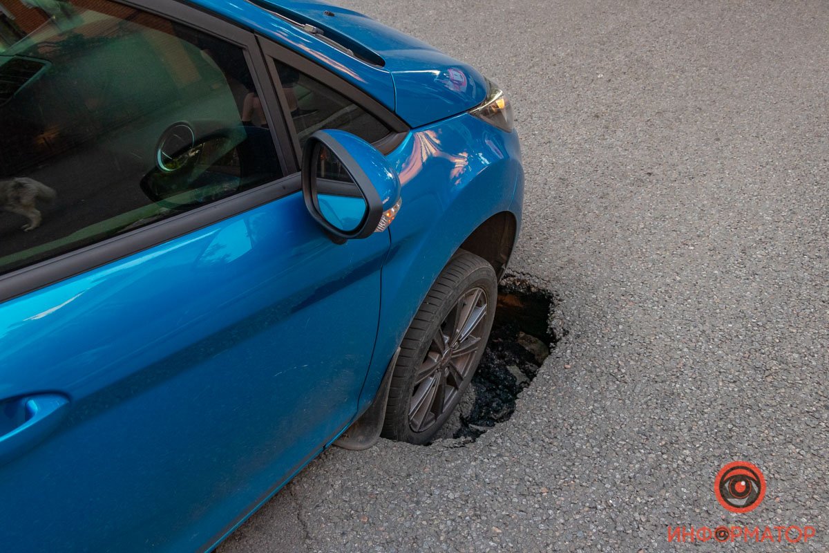 В Днепре на Крутогорном спуске под Ford провалился асфальт 4