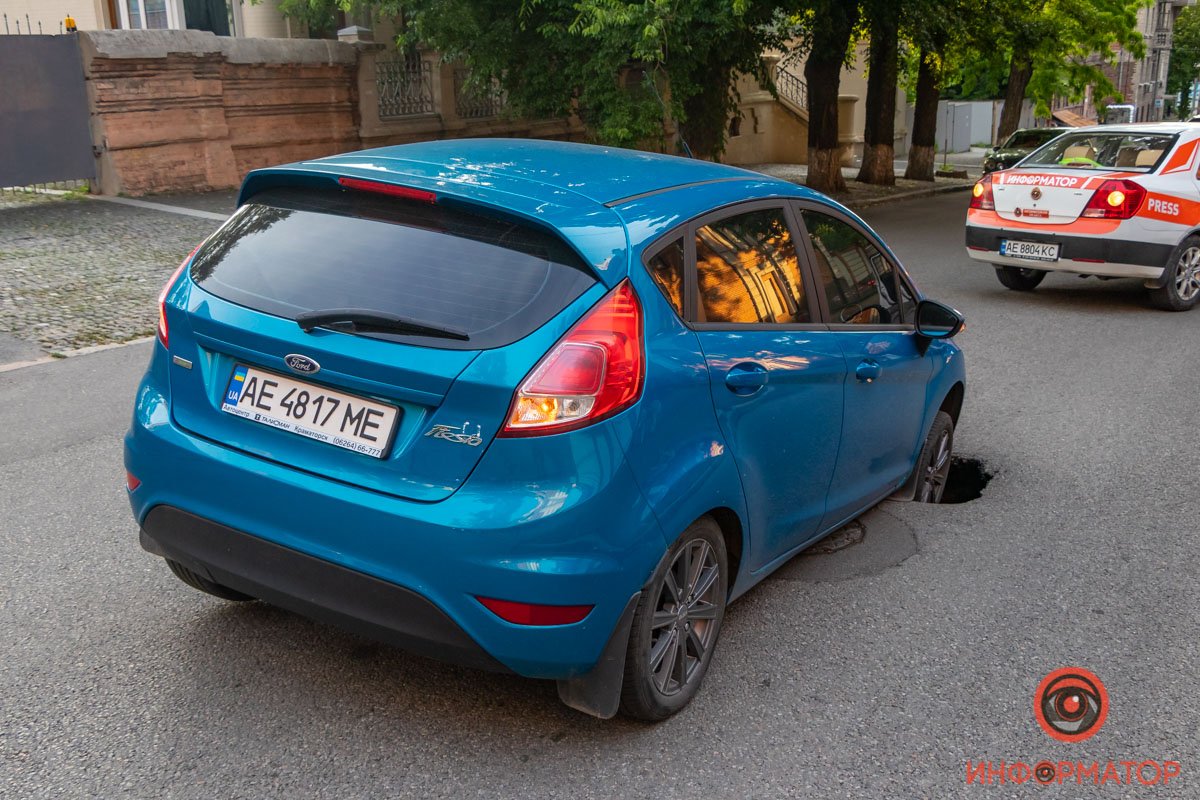 В Днепре на Крутогорном спуске под Ford провалился асфальт 5