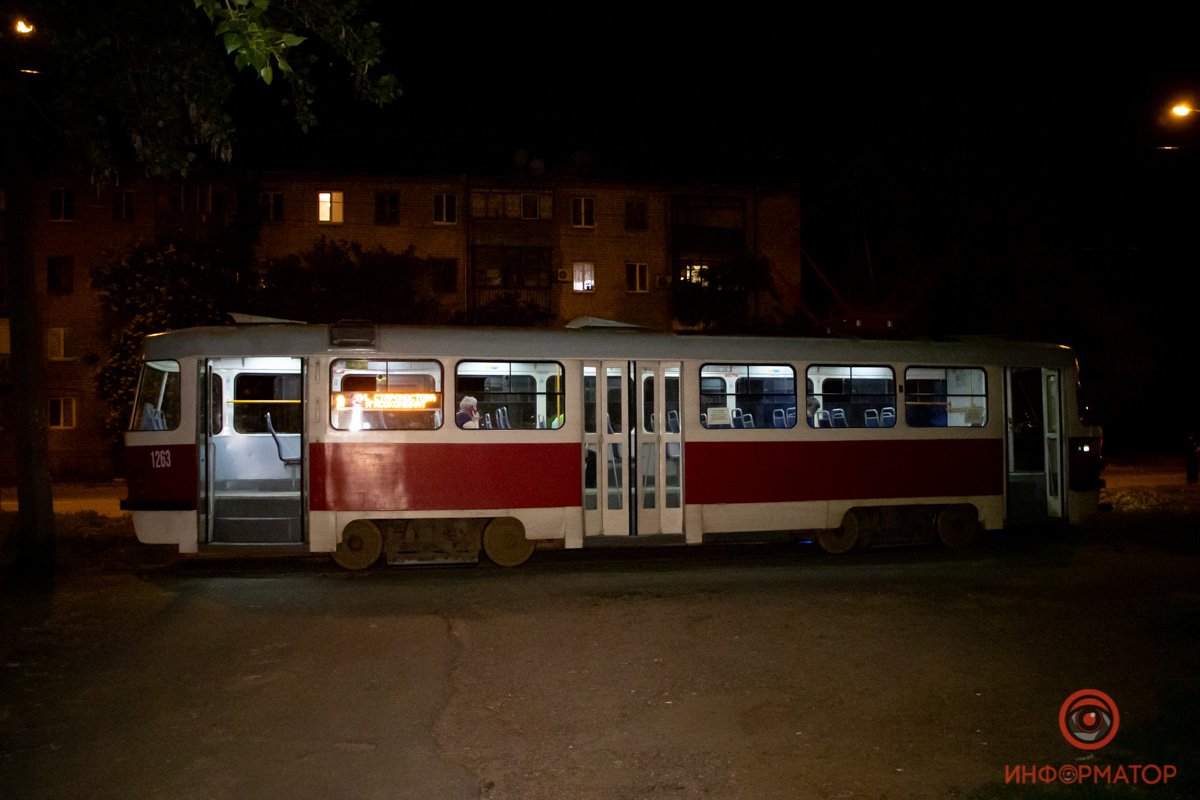 Женщина ударилась в бок трамвая