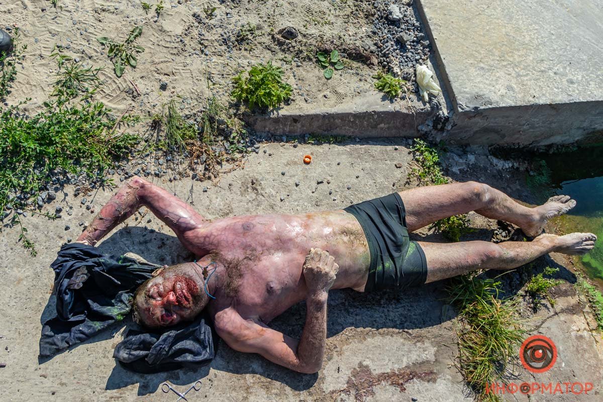 Был одет в плавательные шорты и кофту с длинным рукавом