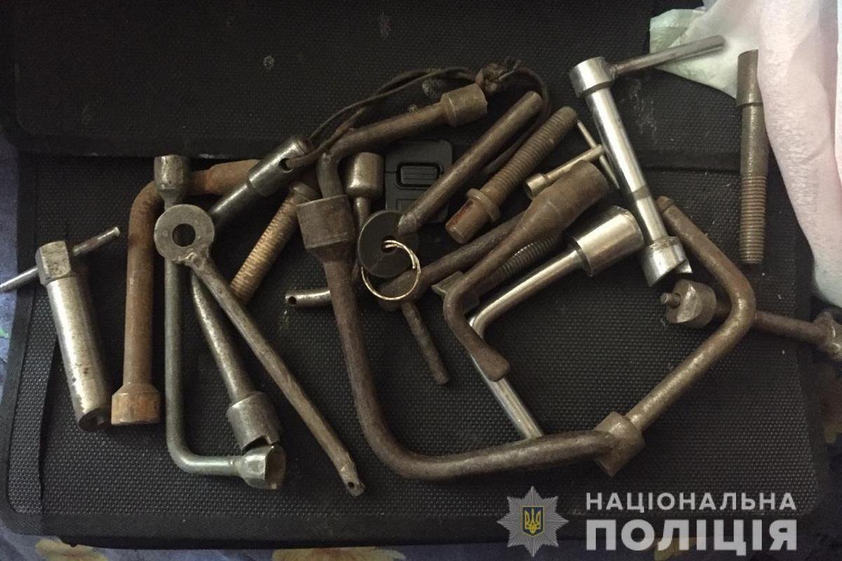 Взламывая окна и двери, мужчина проникал в заведения, откуда забирал деньги, технику и другие ценные вещи