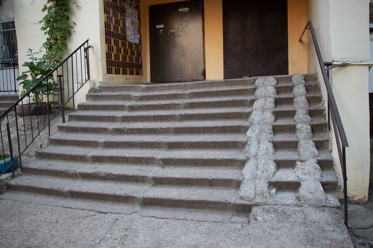 “Инклюзивный” вход в подъезд на ул. Максима Дия, 10. Зимой можно свернуть себе шею здесь “Инклюзивный” вход в подъезд на ул. Максима Дия, 10. Зимой можно свернуть себе шею здесь