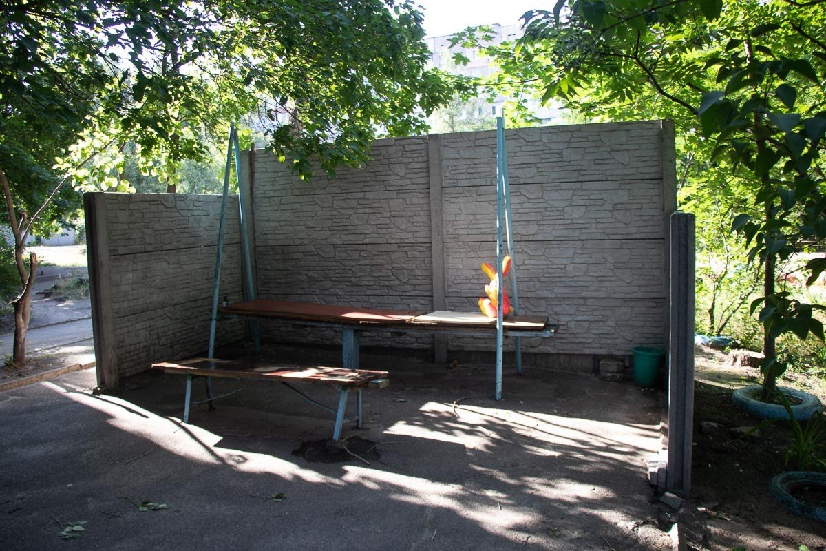 Жители ждут нормальную лавочку  Жители ждут нормальную лавочку