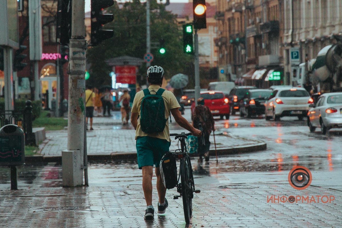 По Днепру вновь прошелся летний дождь: непогода в фото 1