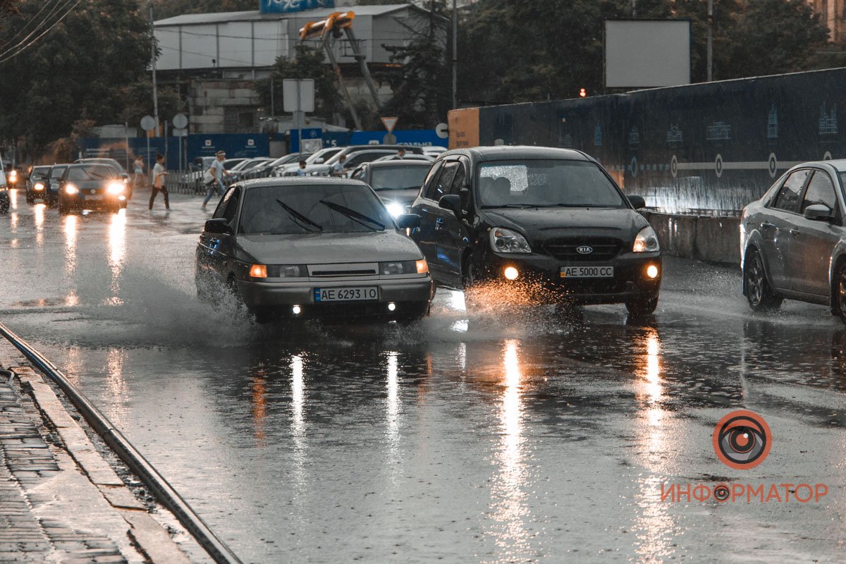 По Днепру вновь прошелся летний дождь: непогода в фото 10
