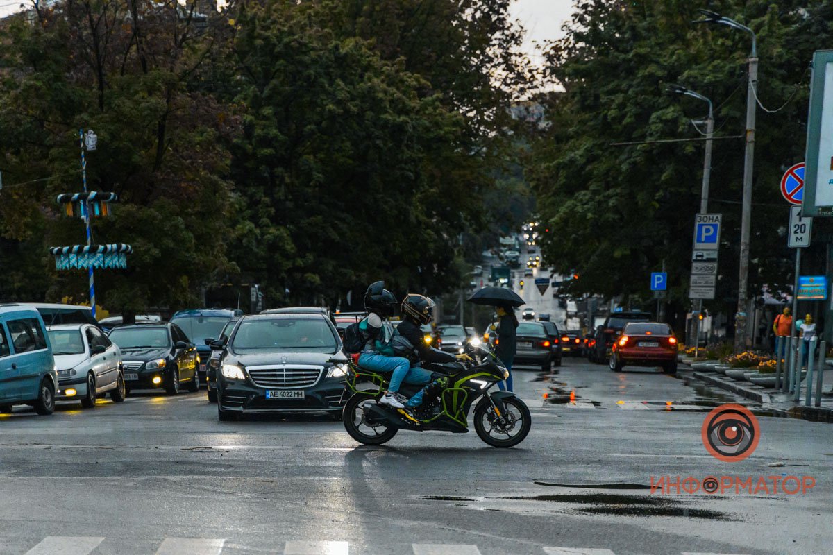 По Днепру вновь прошелся летний дождь: непогода в фото 25
