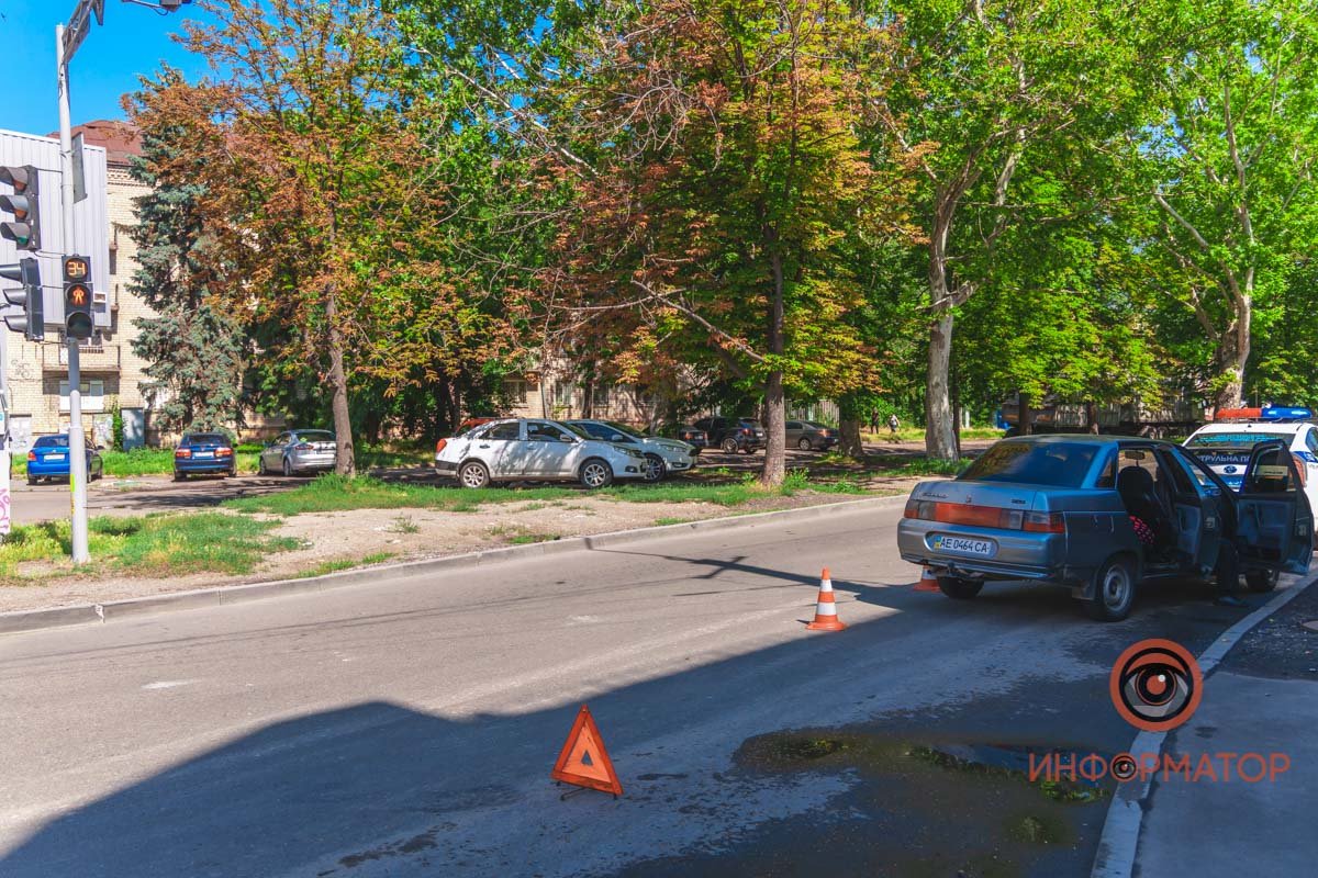 Женщины переходили дорогу Женщины переходили дорогу