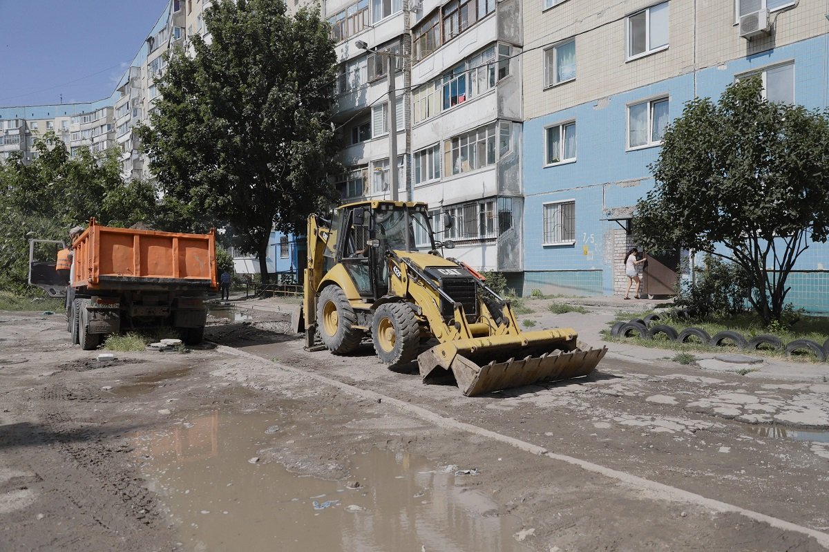 В Днепре строят ливневую канализацию на улице Мониторной 2
