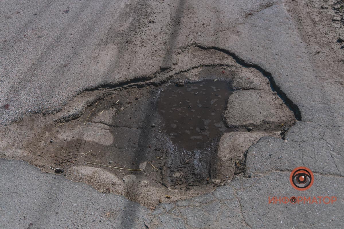 Водитель въехал в яму Водитель въехал в яму