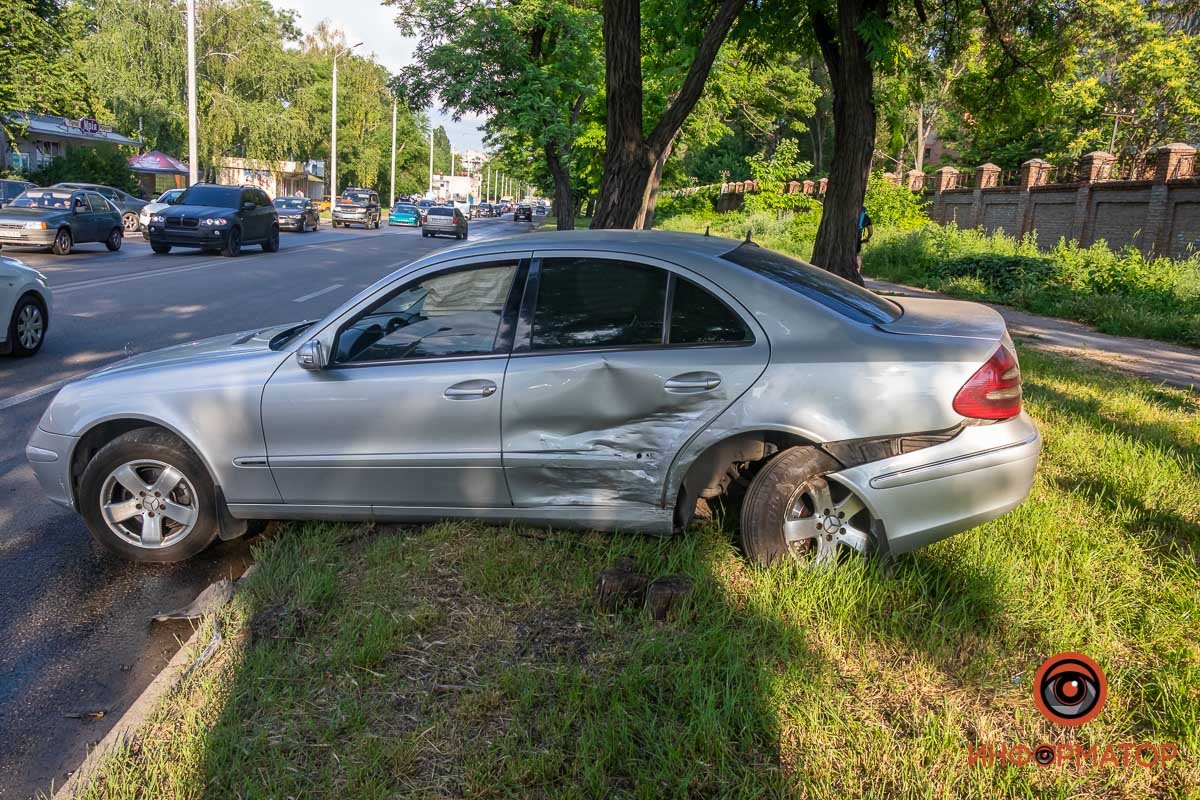 Автомобиль оказался на обочине Автомобиль оказался на обочине