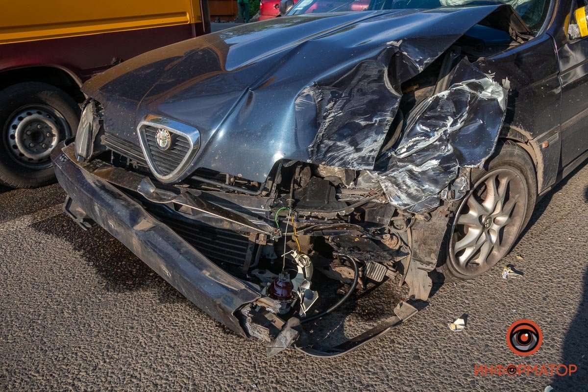 Alfa Romeo двигался по главной Alfa Romeo двигался по главной