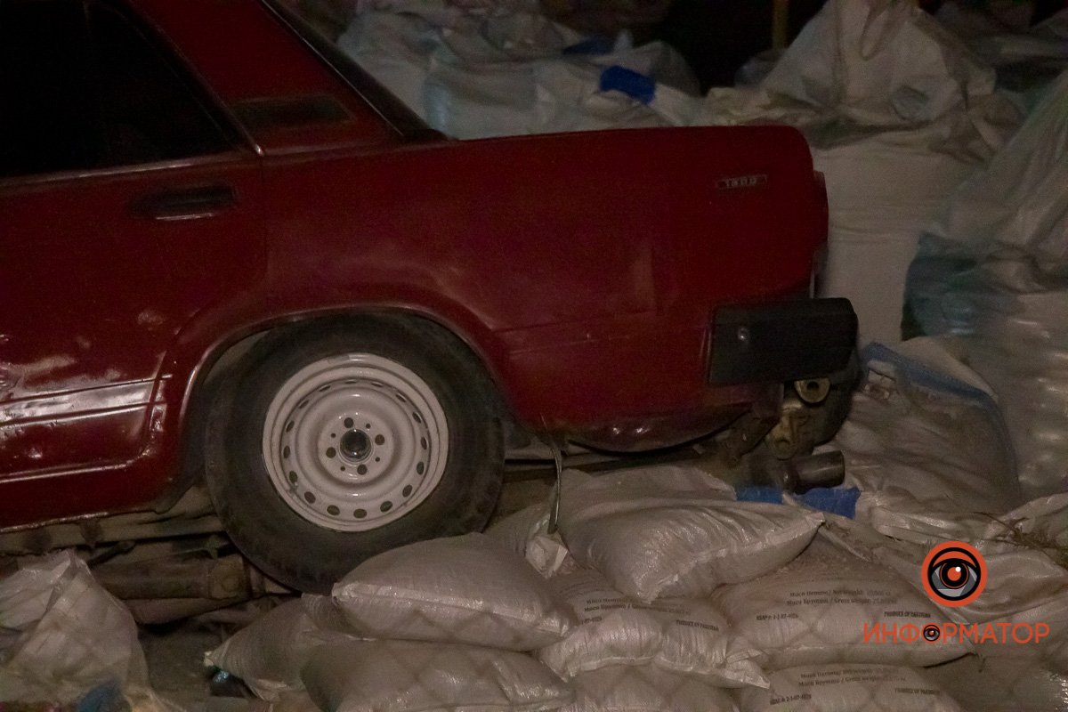 В Днепре ВАЗ "пролетел" забор и рухнул на мешки со стройматериалами: водитель сбежал 1