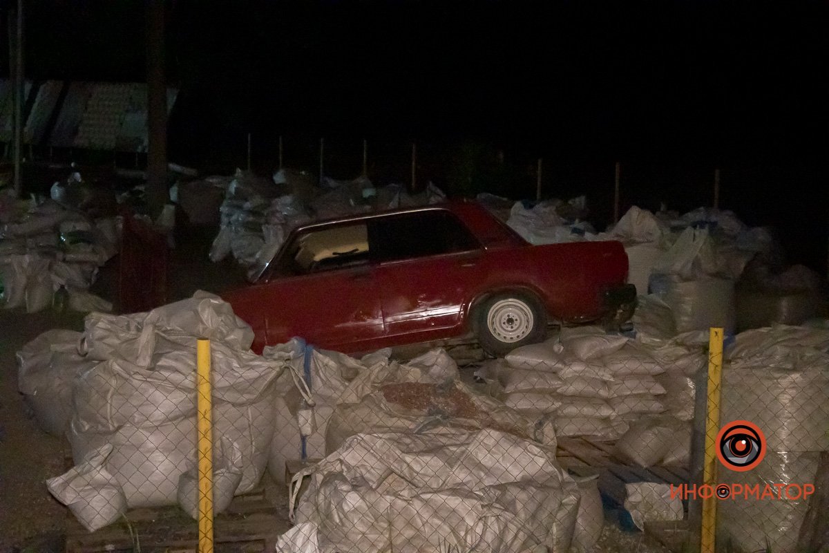В Днепре ВАЗ "пролетел" забор и рухнул на мешки со стройматериалами: водитель сбежал 2