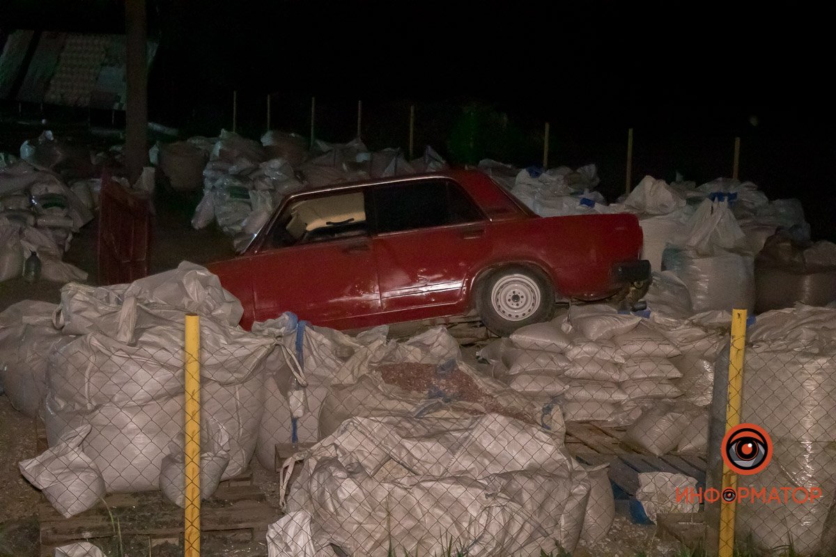 В Днепре ВАЗ "пролетел" забор и рухнул на мешки со стройматериалами: водитель сбежал 3