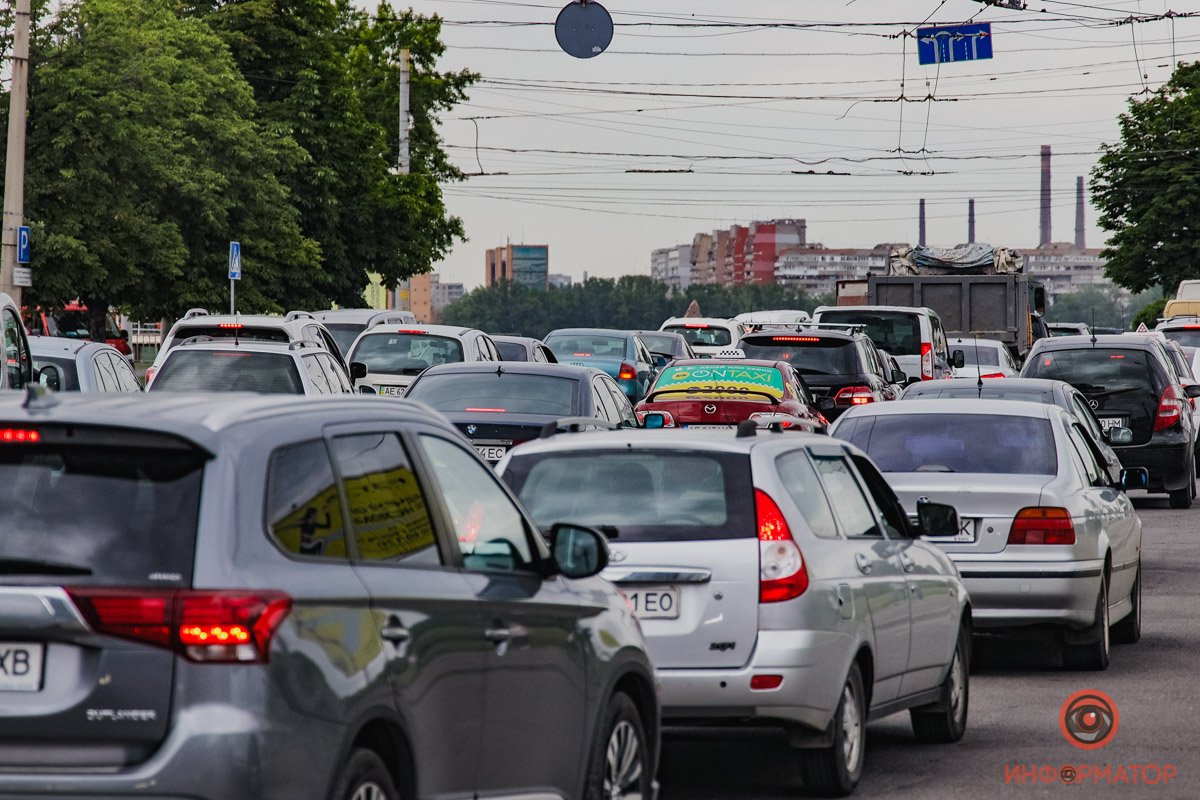Центр Днепра застрял в пробках 10