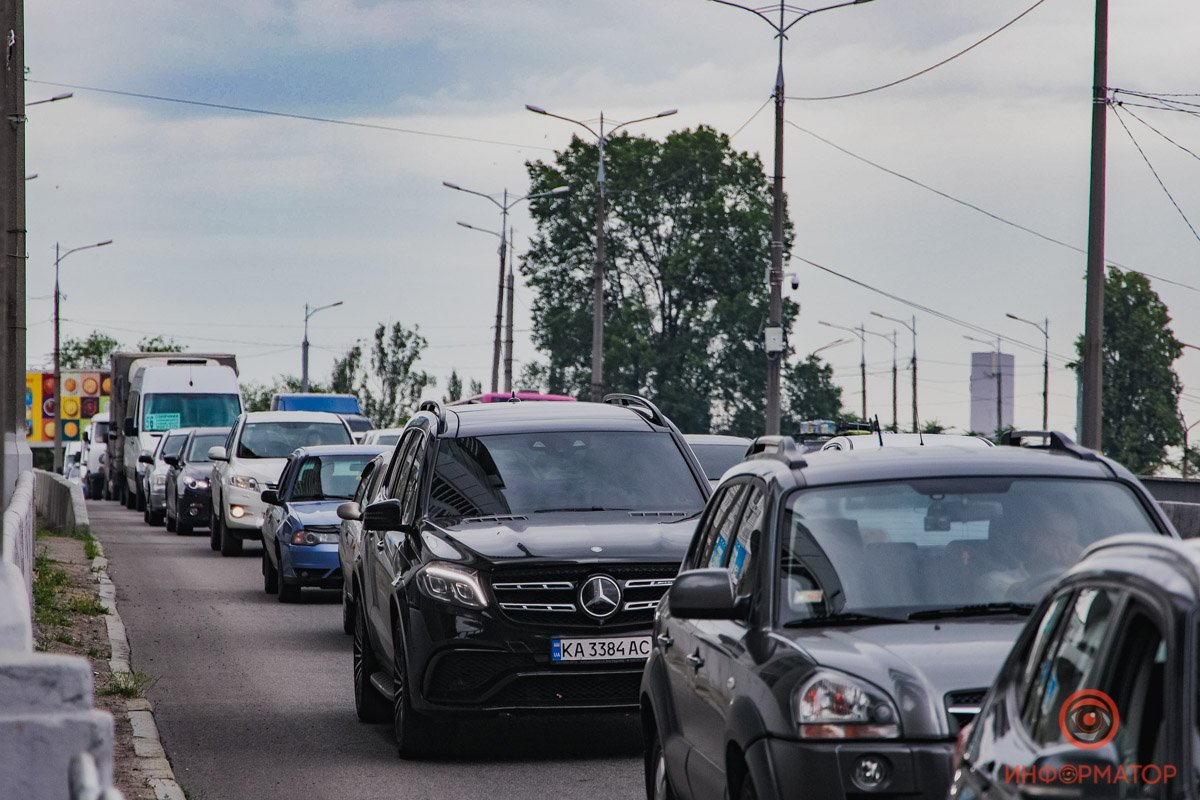 Центр Днепра застрял в пробках 12