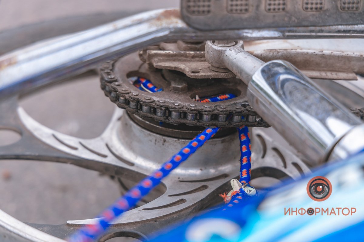 На заднее колесо намотало резинку