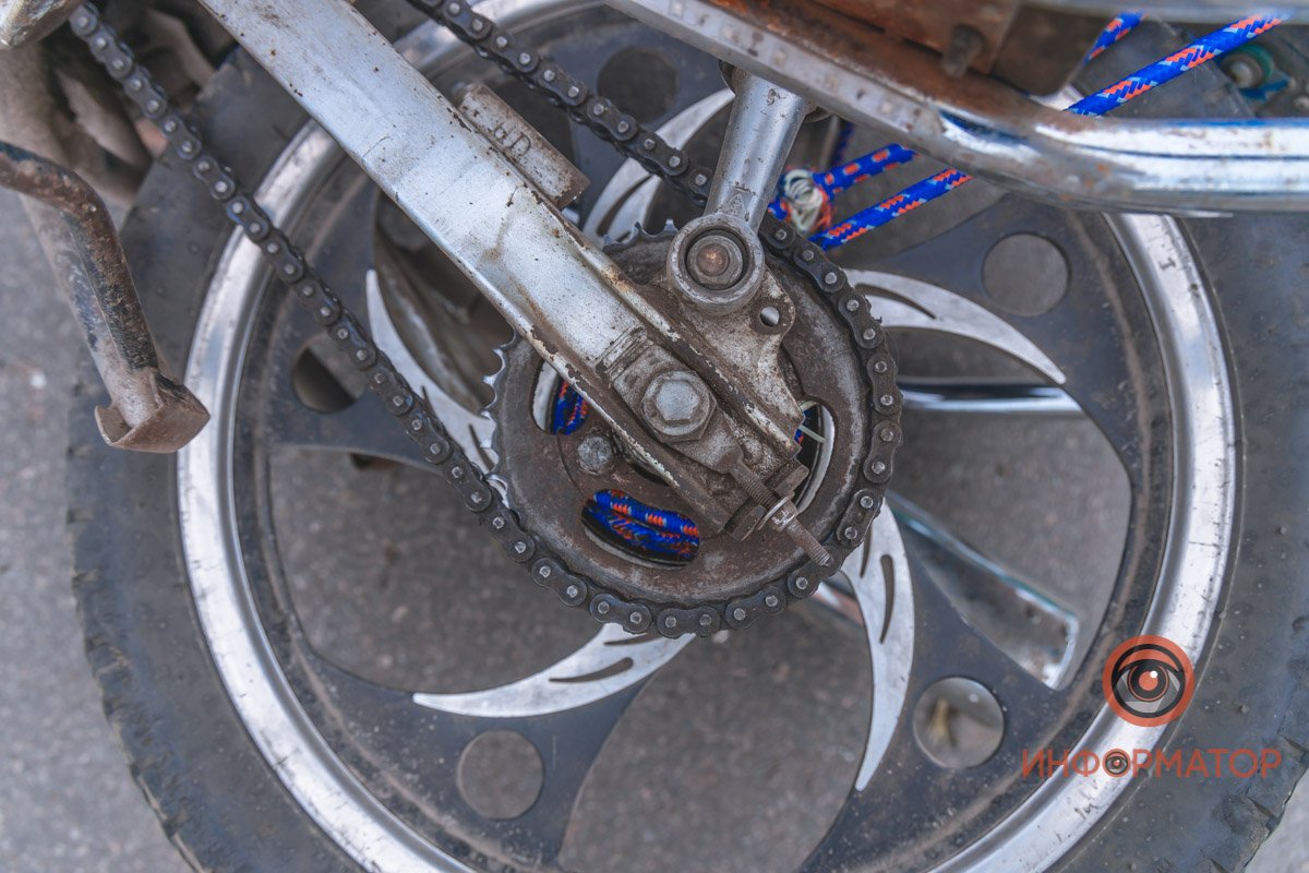 Резинкой на багажнике он пристегивал груз