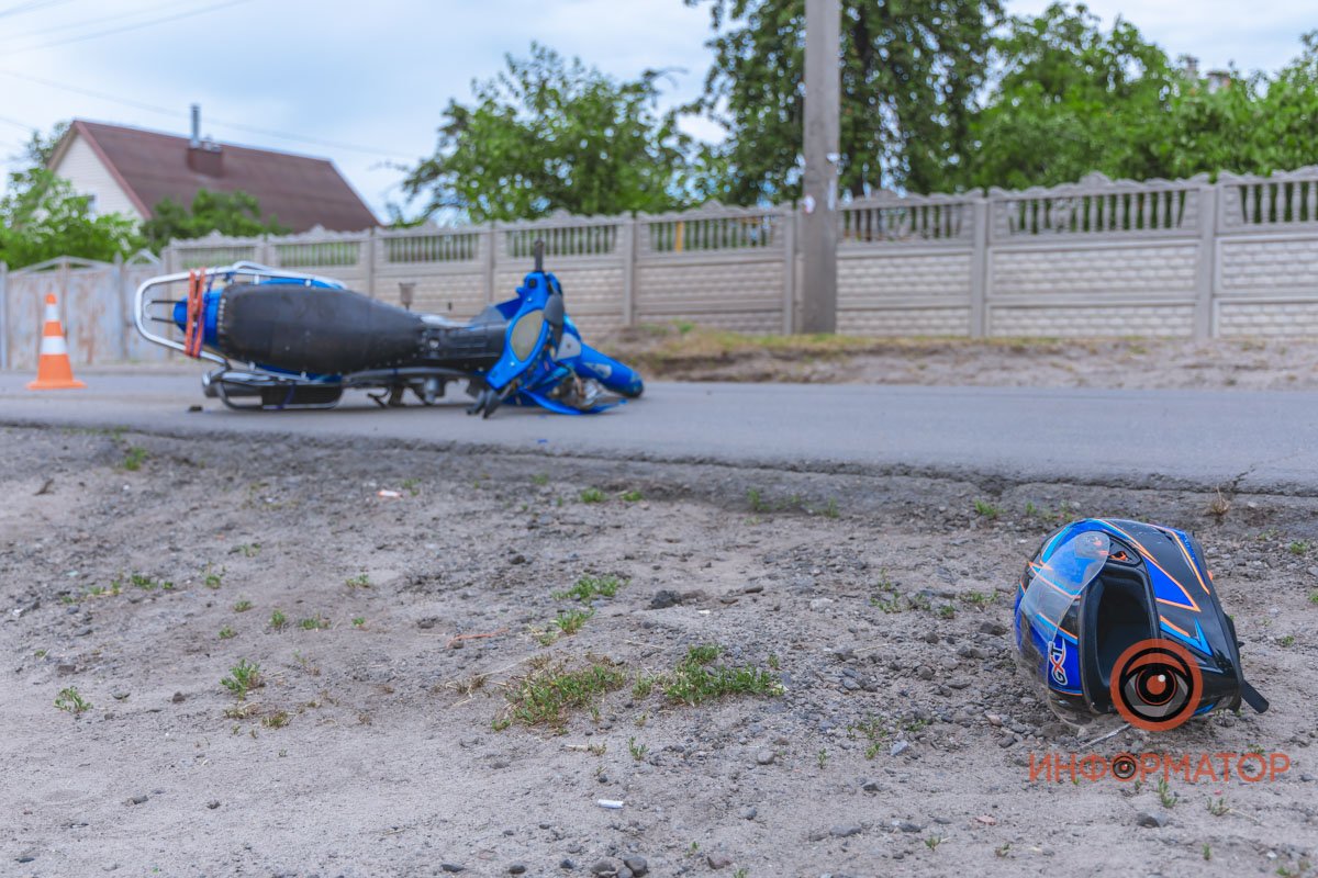 Предварительно, мужчина был в шлеме, но не застегнул его