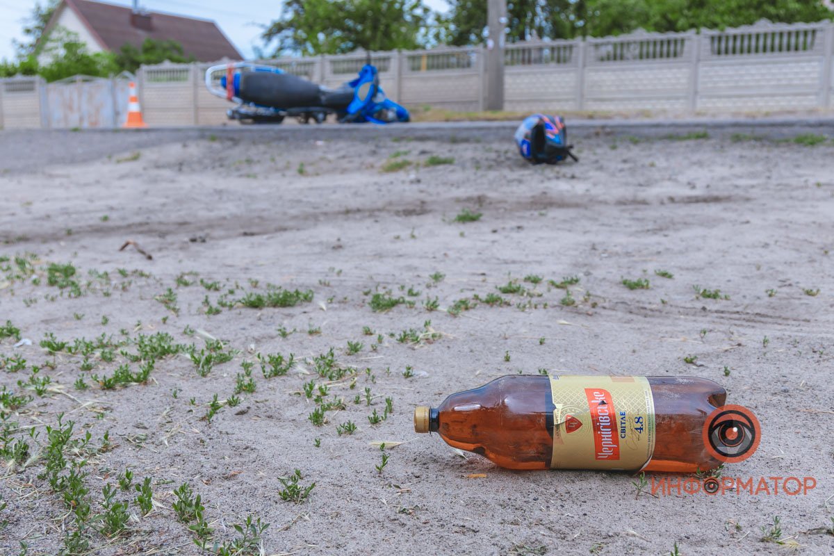 На багажнике мотоцикла была бутылка пива