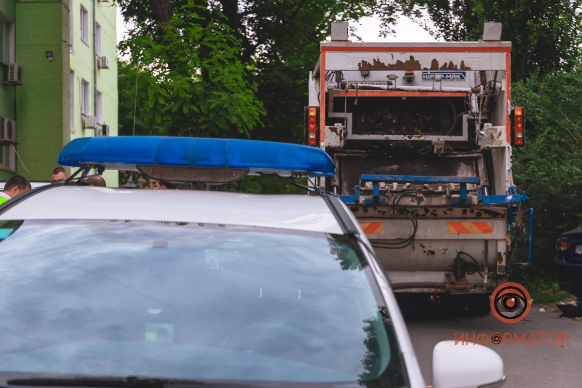 Мужчины выгружали мусор из мусорных баков