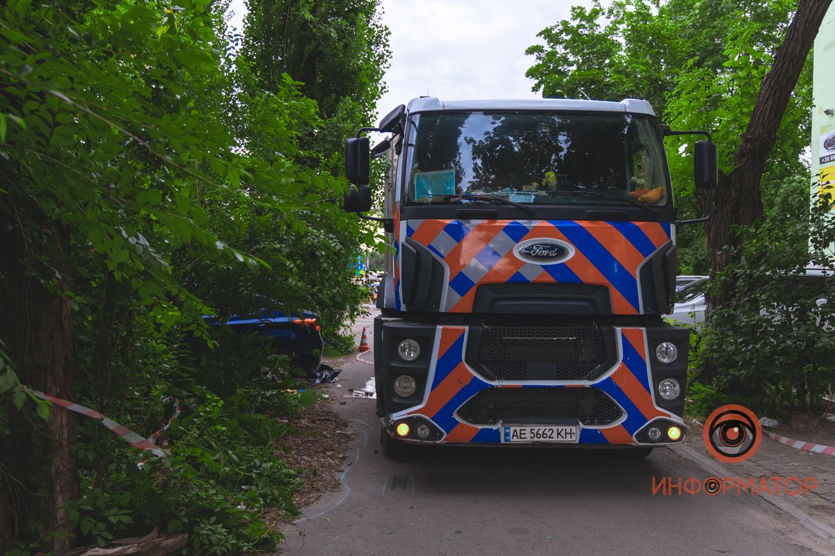Предварительно, мужчина споткнулся, когда шел сзади машины