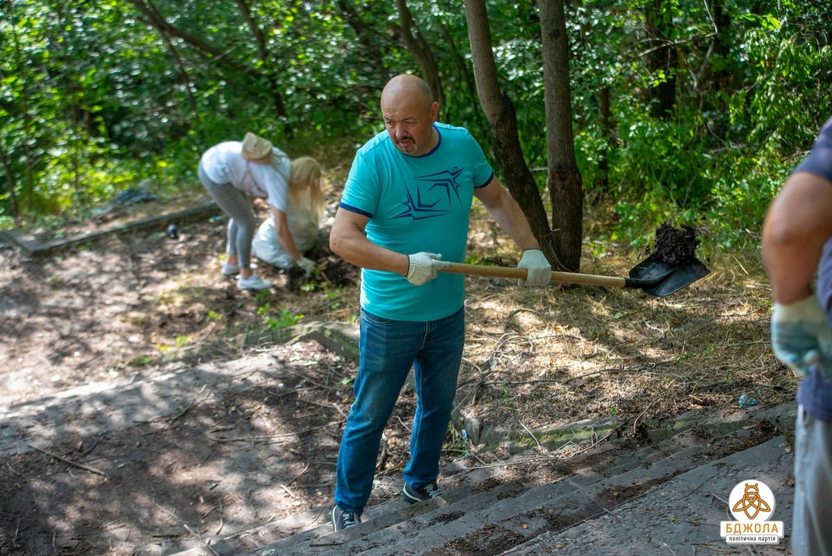 Активисты партии "Бджола" организовали субботник 1