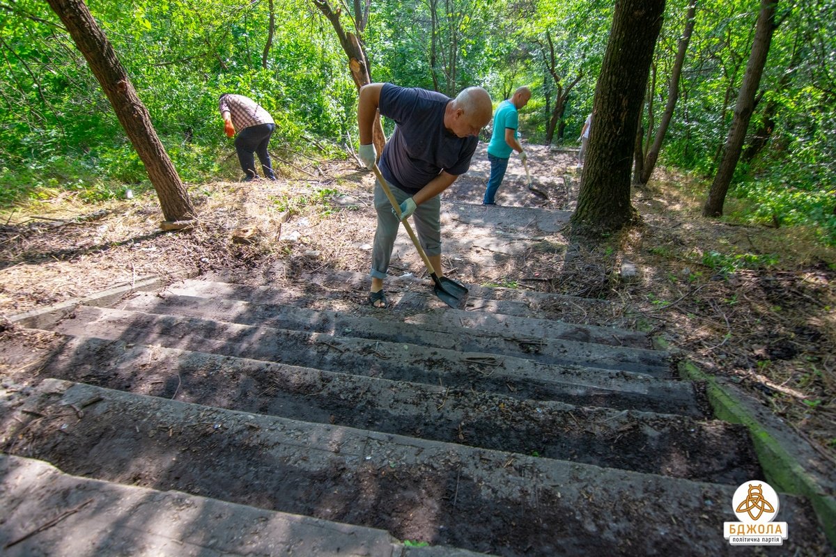 Активисты партии "Бджола" организовали субботник 3