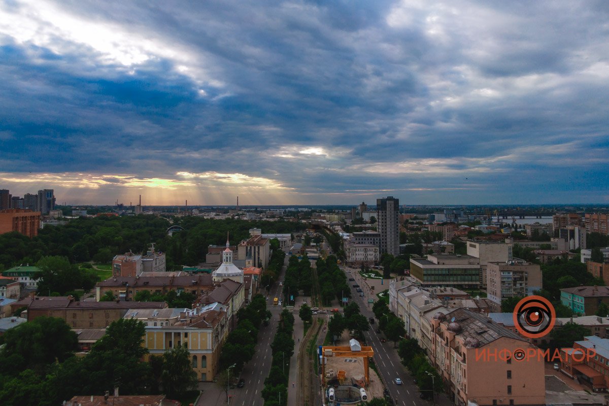 Солнечные лучи пробивают облачное покрывало