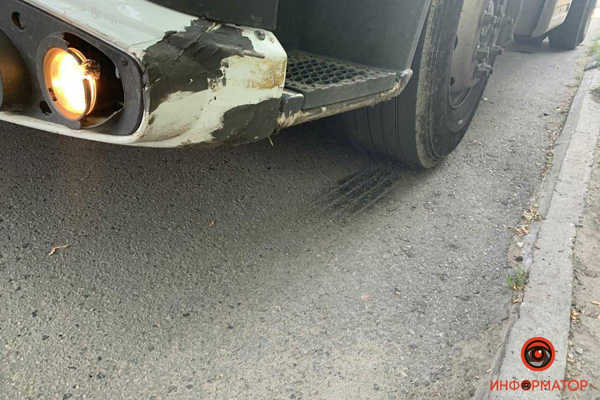 Водитель мусоровоза сдавал назад, когда его напарник споткнулся возле машины