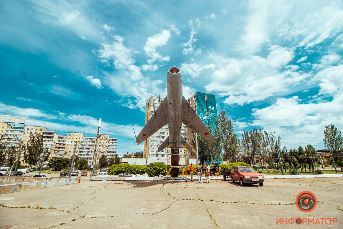 Самолет зачищают, шкурят, снова зачищают, грунтуют, после чего покрасят Самолет зачищают, шкурят, снова зачищают, грунтуют, после чего покрасят