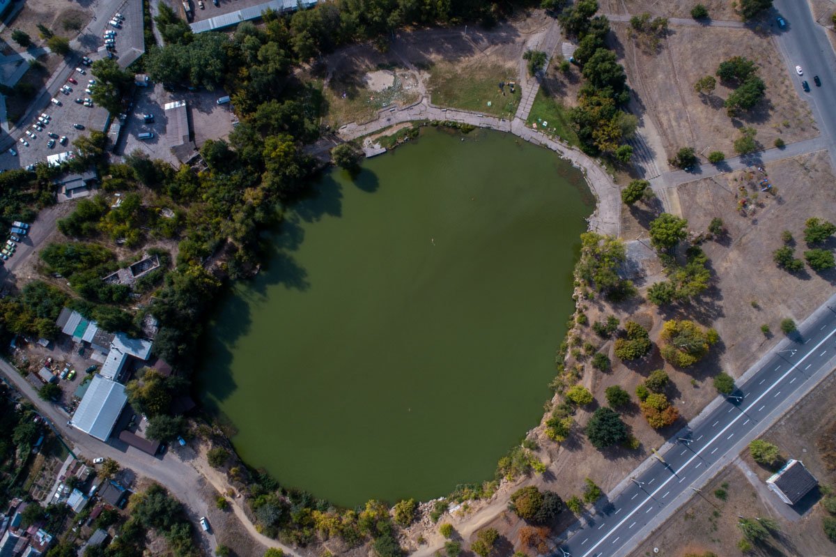 Карьер давно стал "выручай-комнатой" для сотни людей, где можно отдохнуть от суеты
