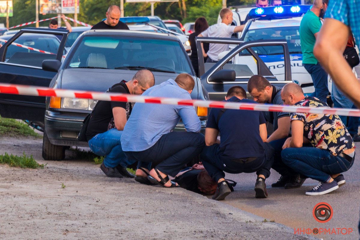 Будучи раненным и истекая кровью, полицейский все же смог задержать преступника Будучи раненным и истекая кровью, полицейский все же смог задержать преступника