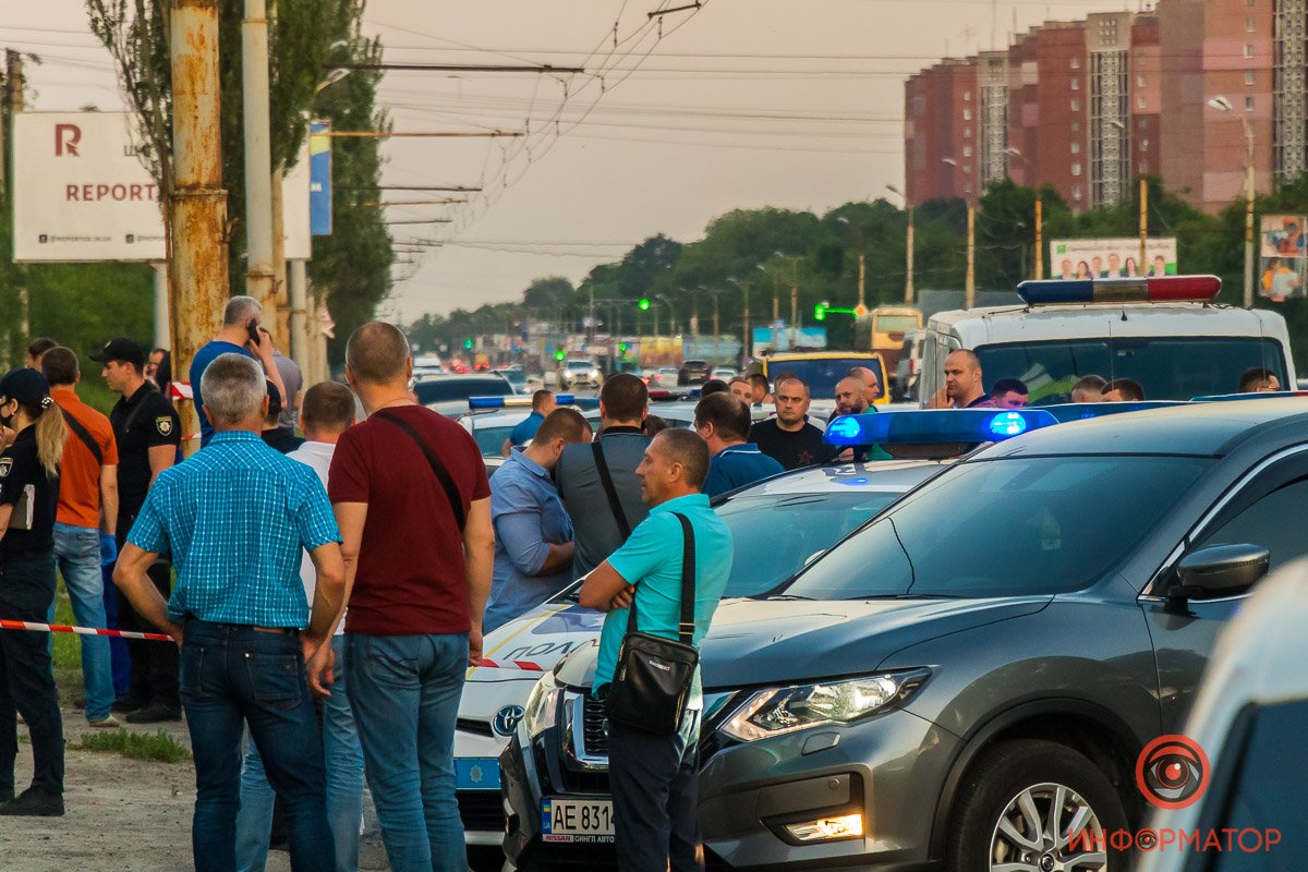 Уже сидя в автомобиле, злоумышленник достал пистолет и несколько раз выстрелил в полицейского Уже сидя в автомобиле, злоумышленник достал пистолет и несколько раз выстрелил в полицейского