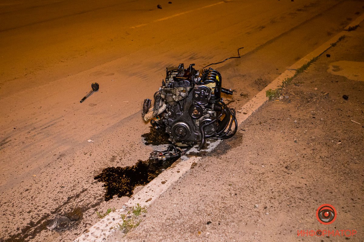 От удара из легковушки вылетел двигатель