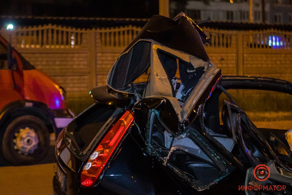 Переднюю часть кузова смяло