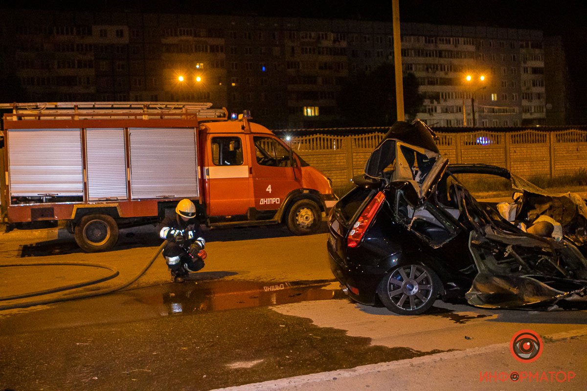 Сотрудники ГСЧС смыли остатки топлива с дороги