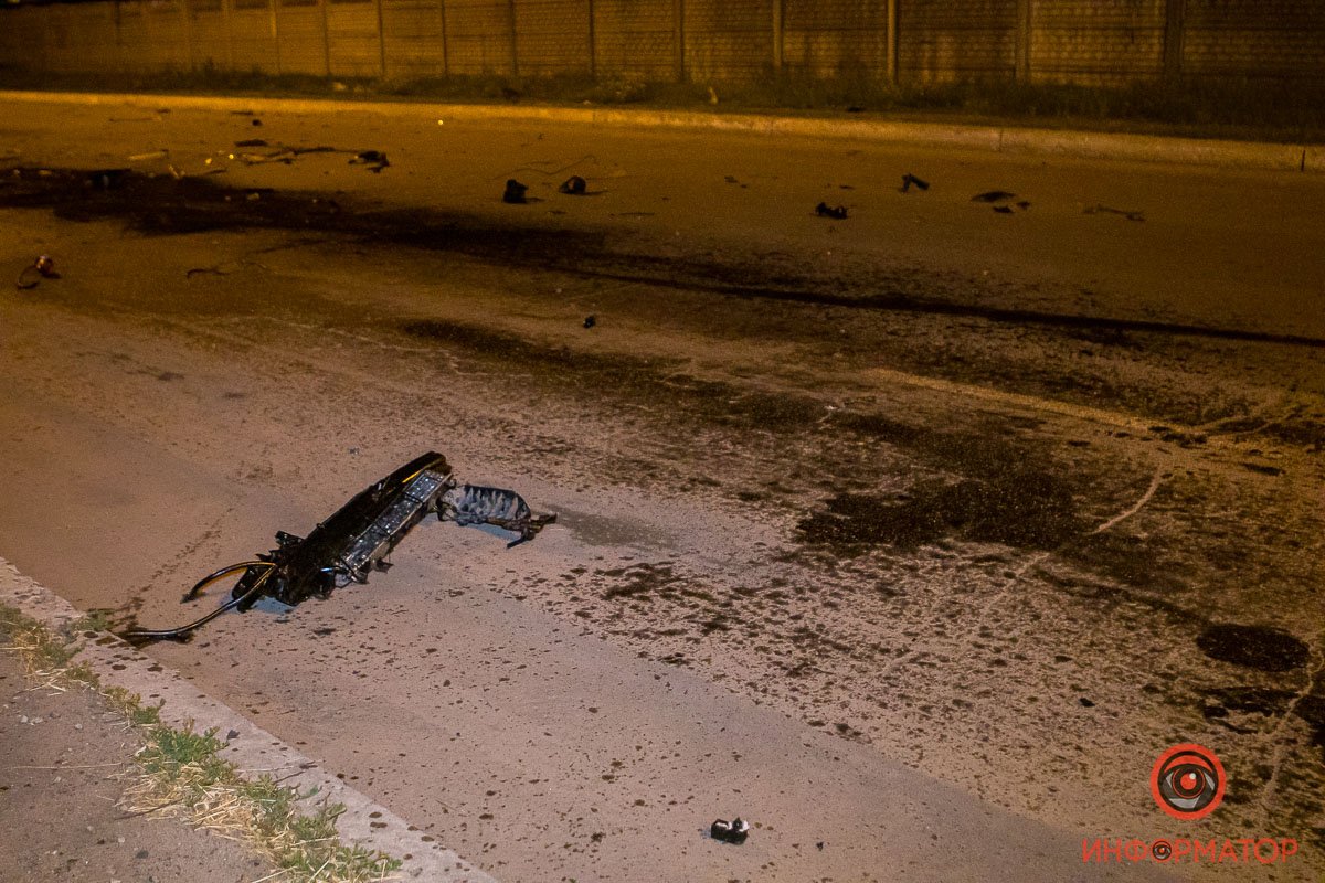 Правоохранители перекрыли Большую Диевскую, детали и осколки разбросаны по всей дороге