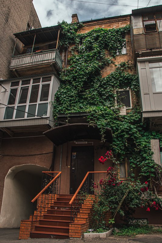 Днепр в закоулках: как выглядят центральные дворики города в летний день 8