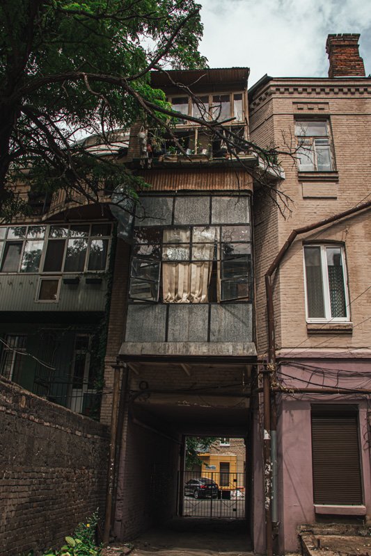 Днепр в закоулках: как выглядят центральные дворики города в летний день 18
