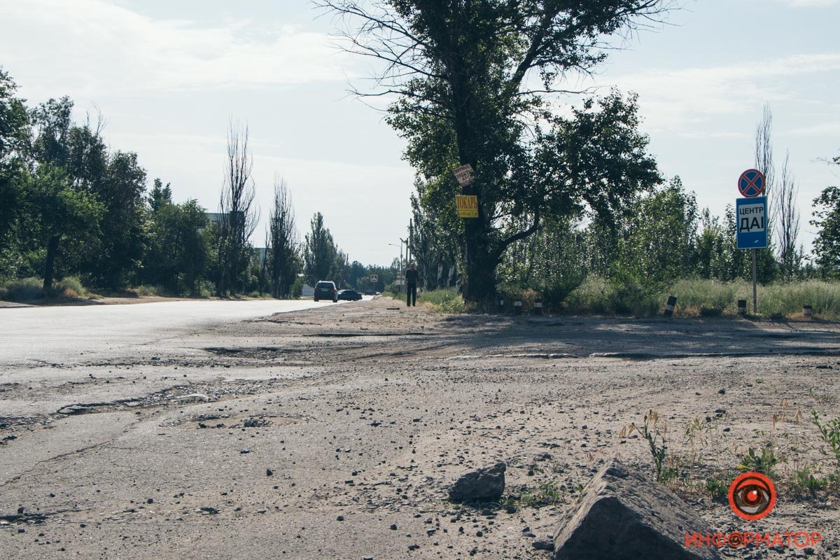 В Днепре, возле авторынка на Северном, из-за плохой дороги страдают автомобили 1
